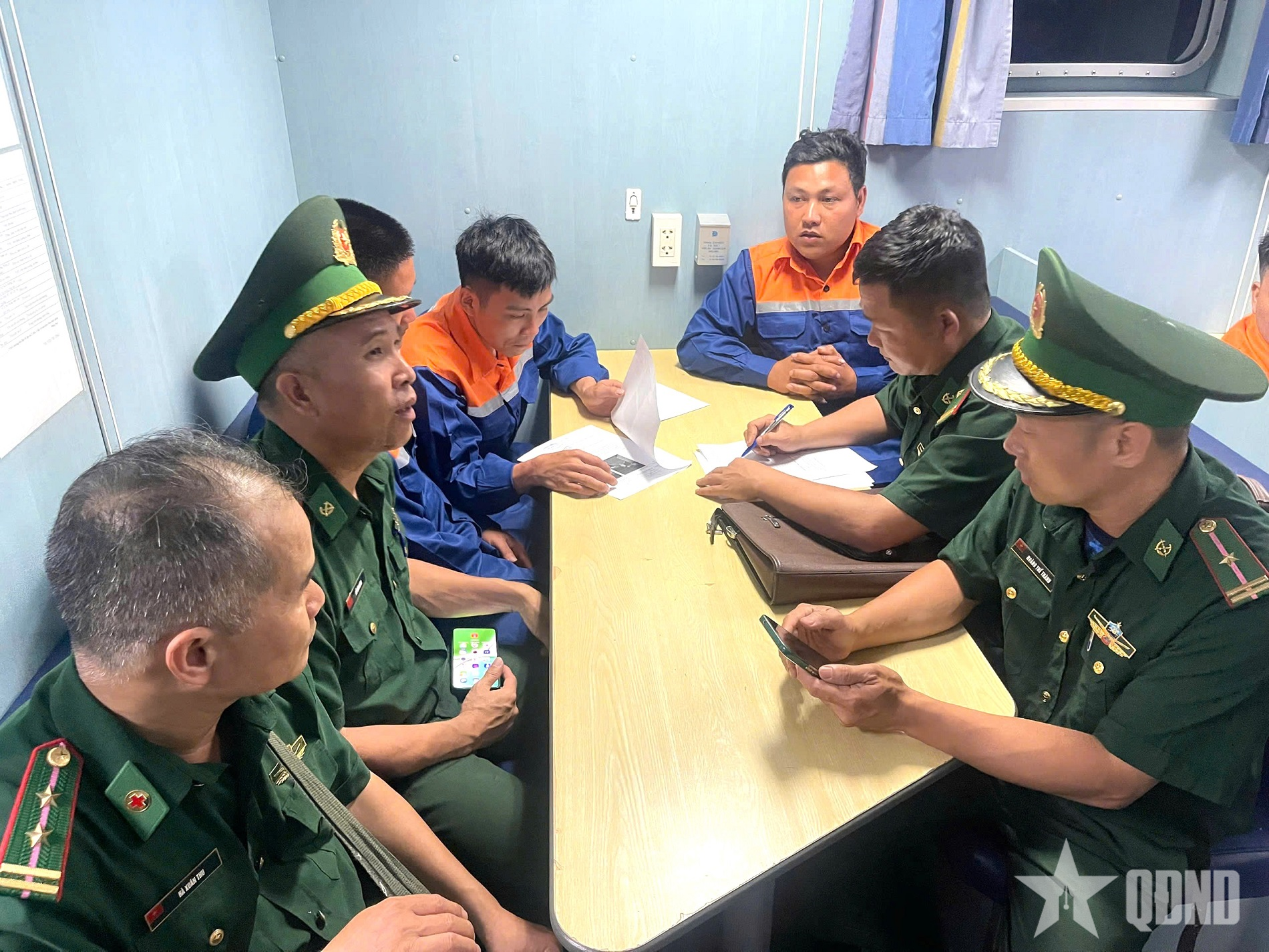 Bộ đội Biên phòng TP Hải Phòng phối hợp tiếp nhận 4 thuyền viên bị nạn trên biển