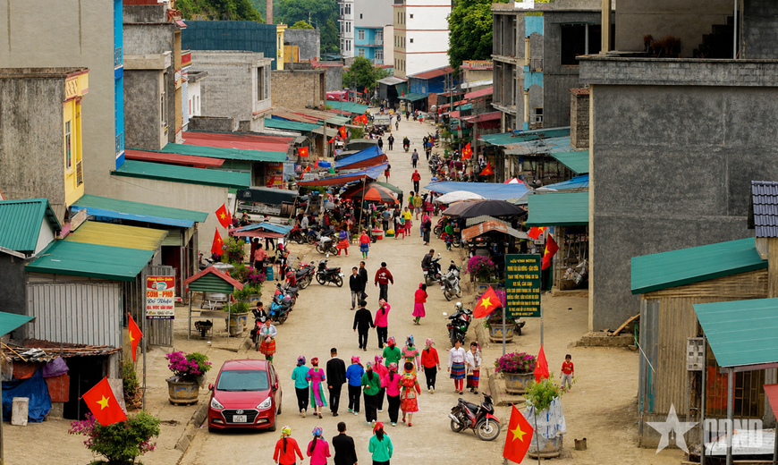 Sắc màu trang phục truyền thống giữa biên cương Sơn Vĩ