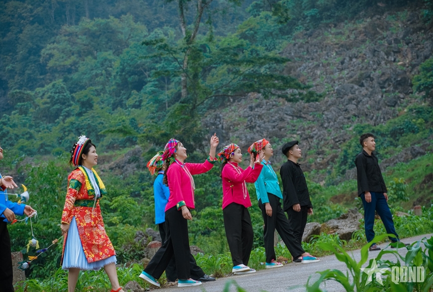 Sắc màu trang phục truyền thống giữa biên cương Sơn Vĩ