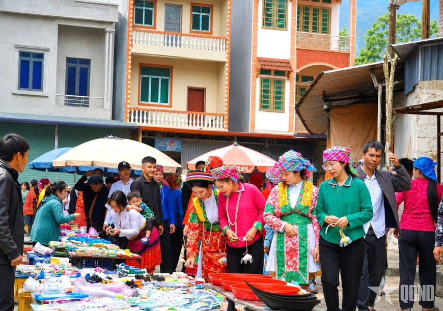 Sắc màu trang phục truyền thống giữa biên cương Sơn Vĩ
