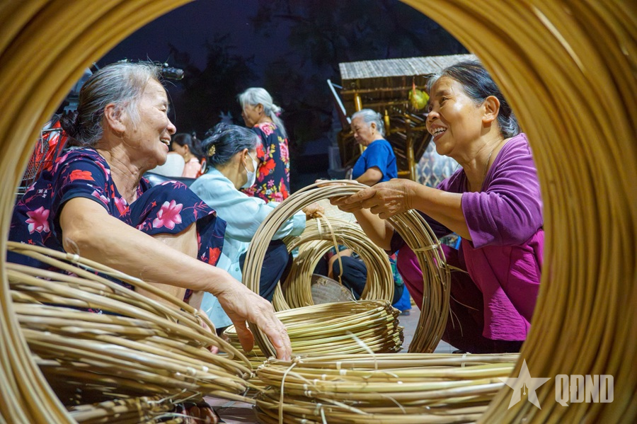 Phiên chợ đi qua miền “tối - sáng”