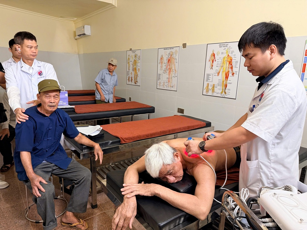 Khám sức khỏe miễn phí cho 250 người có công, thân nhân gia đình chính sách tại xã Yên Bài (Hà Nội)