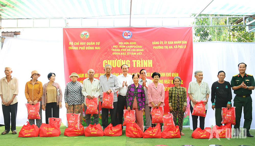 Bộ CHQS TP Đồng Nai phối hợp tặng quà, khám bệnh cho gia đình chính sách, hộ nghèo