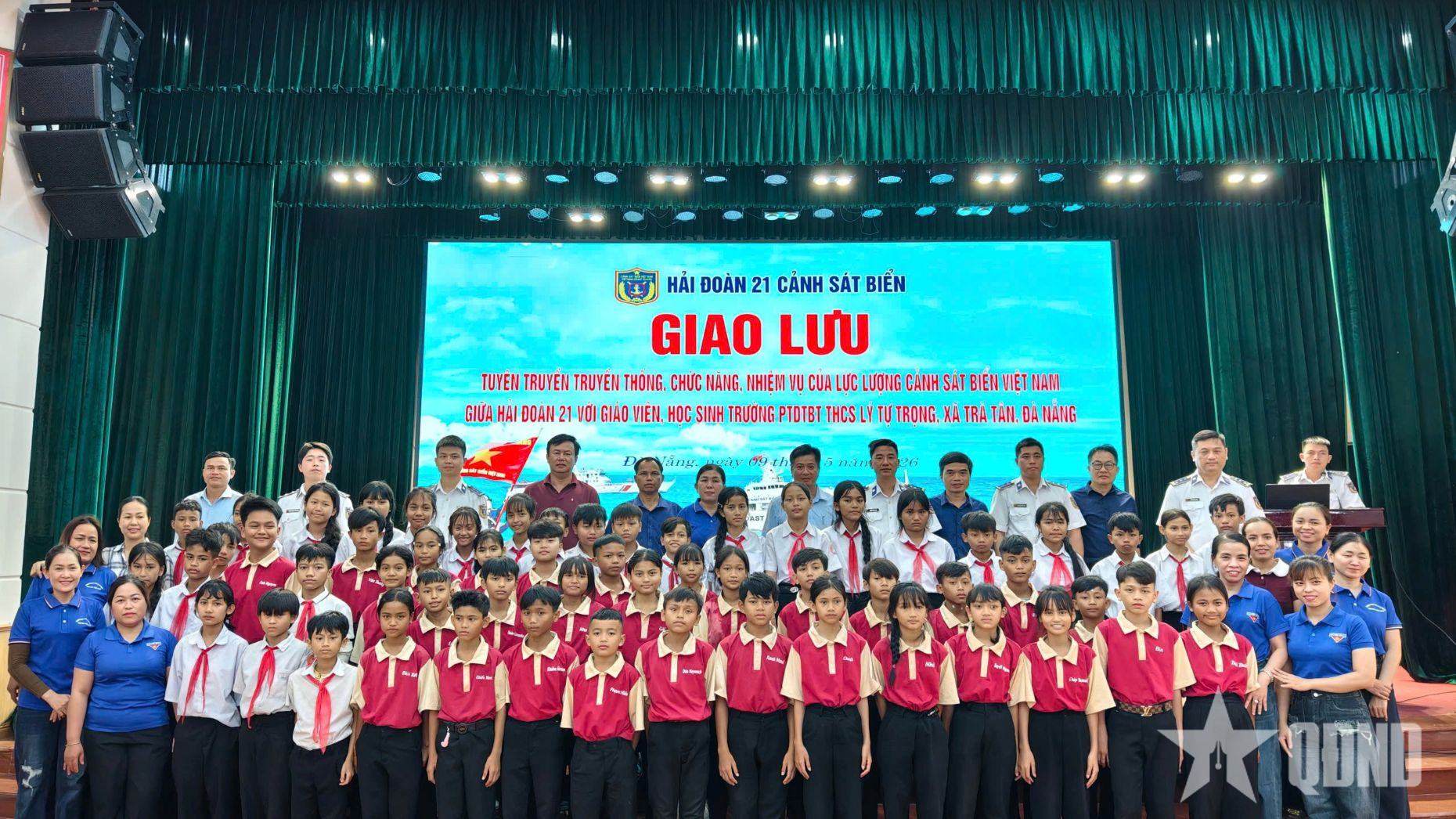 Hải đoàn 21 thắp sáng tình yêu biển, đảo cho học sinh