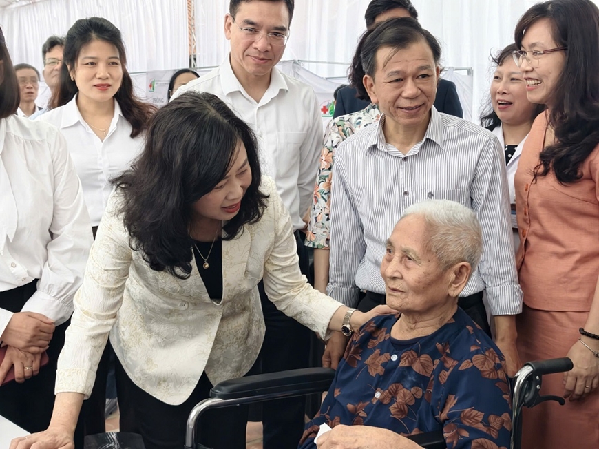 H&agrave;ng ngh&igrave;n người d&acirc;n Hải Ph&ograve;ng được kh&aacute;m bệnh miễn ph&iacute;