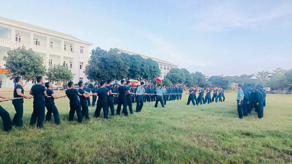 Để giờ học chính trị gần hơn với chiến sĩ trẻ