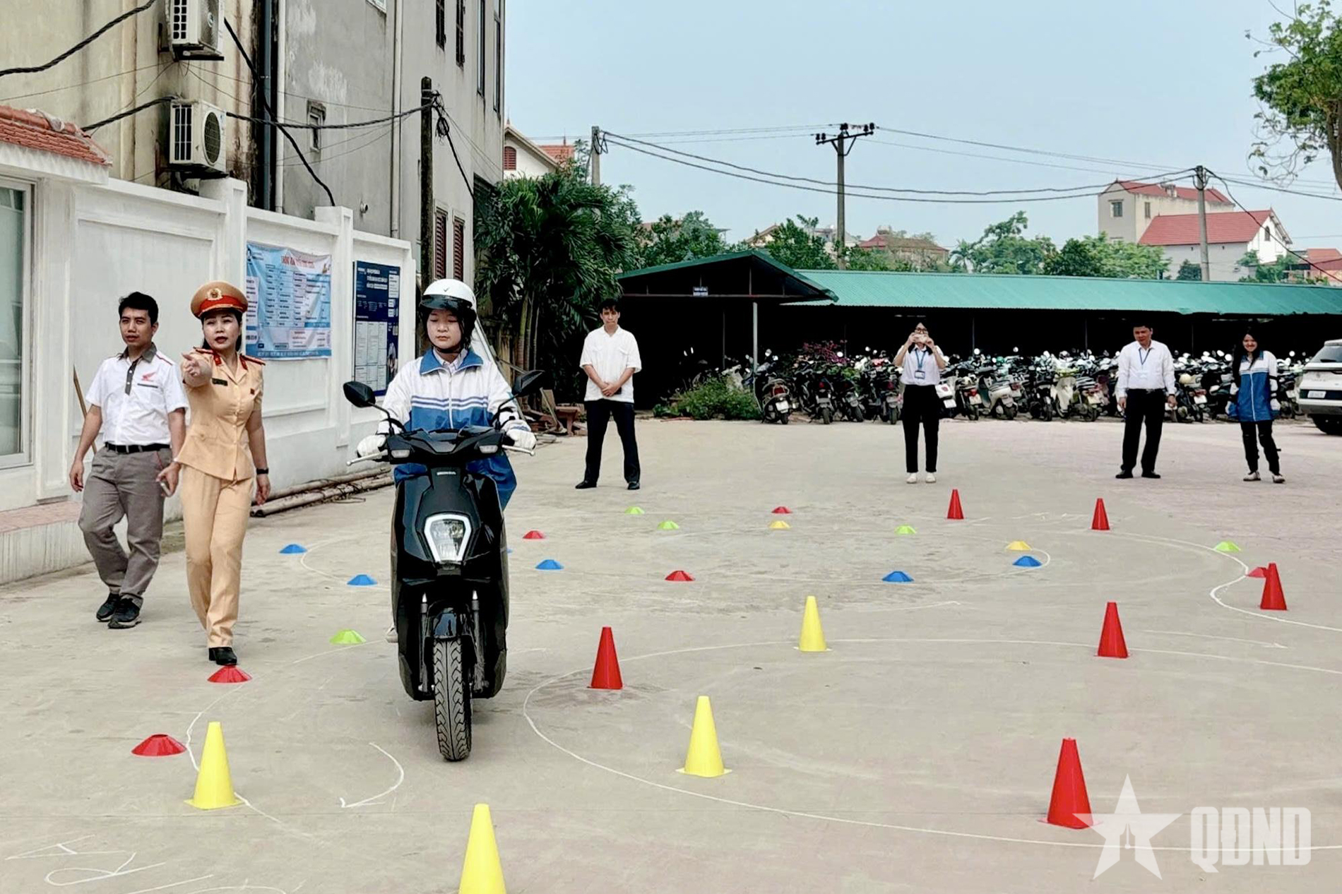 Tuyên truyền pháp luật và hướng dẫn lái xe an toàn cho học sinh Trường THPT Xuân Giang