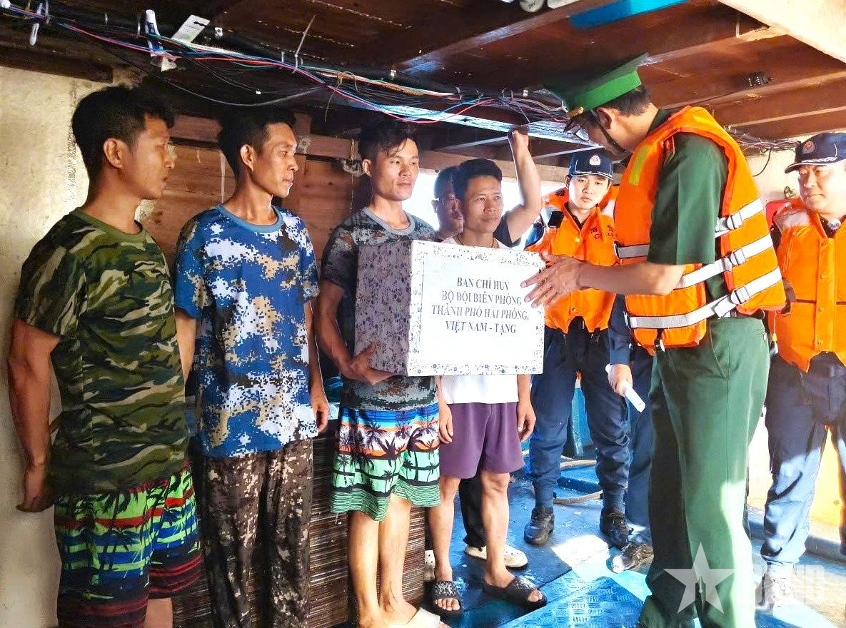 Bộ đội Biên phòng TP Hải Phòng bàn giao 2 tàu cá và 10 ngư dân gặp nạn