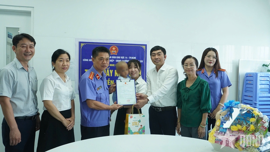 TP Hồ Ch&iacute; Minh: Trao giấy khai sinh cho bệnh nhi bị bạo h&agrave;nh
