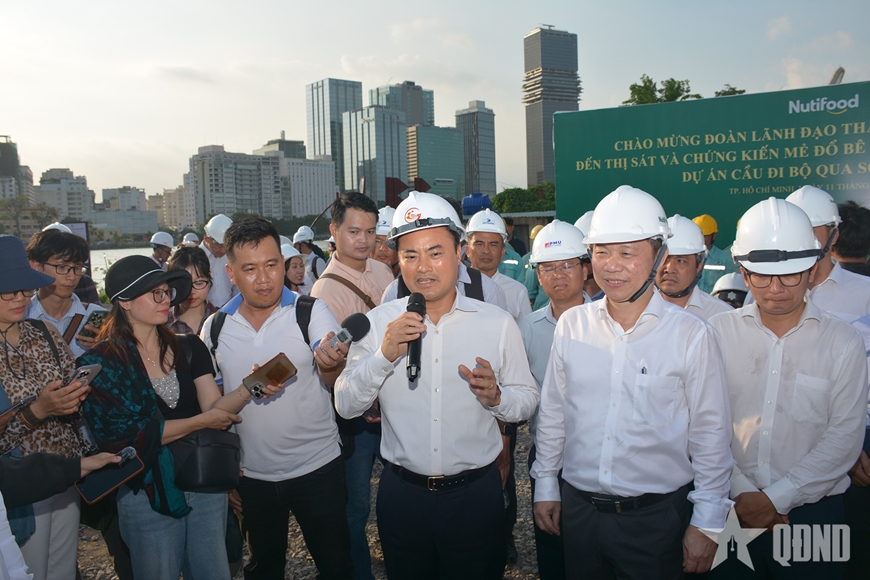 Công trình cầu đi bộ qua sông Sài Gòn đổ bê tông trụ chính, tăng tốc về đích dịp 2-9