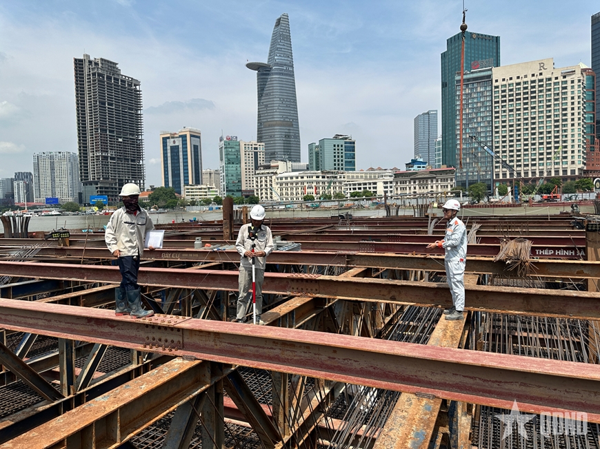Công trình cầu đi bộ qua sông Sài Gòn đổ bê tông trụ chính, tăng tốc về đích dịp 2-9