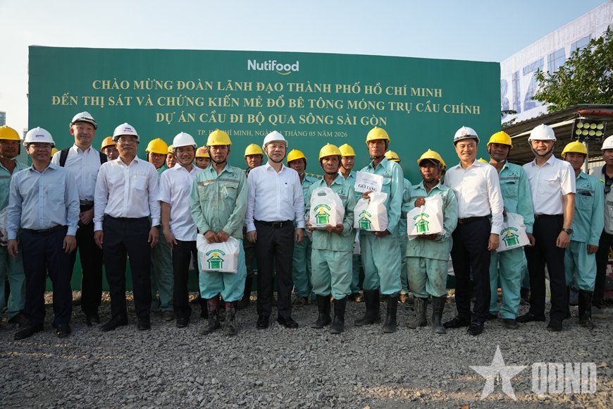 Công trình cầu đi bộ qua sông Sài Gòn đổ bê tông trụ chính, tăng tốc về đích dịp 2-9