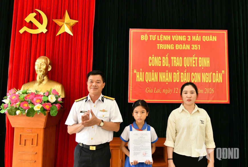 Trung đoàn 351 (Vùng 3 Hải quân) trao quyết định “Hải quân đỡ đầu con ngư dân” tại Gia Lai