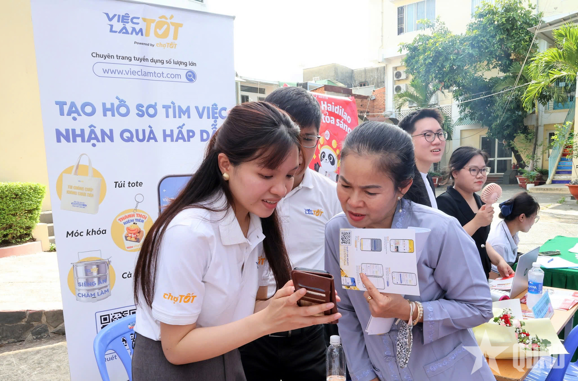 Đưa việc làm đến gần sinh viên, lao động trẻ