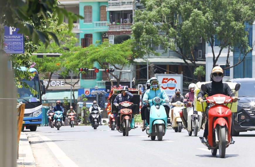 Thời tiết h&ocirc;m nay (13-5): Nhiều khu vực ng&agrave;y nắng n&oacute;ng, chiều tối c&oacute; d&ocirc;ng rải r&aacute;c