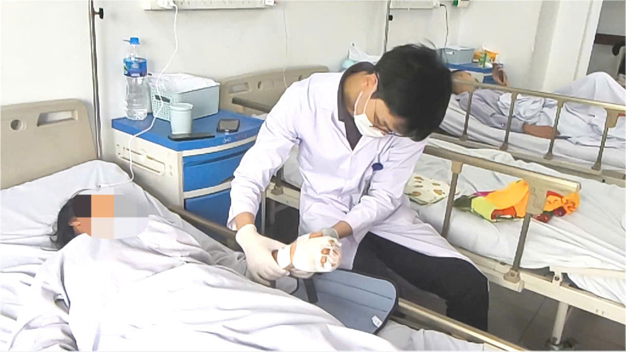 Vi phẫu cứu ngón tay đứt lìa cho nữ công nhân phụ hồ