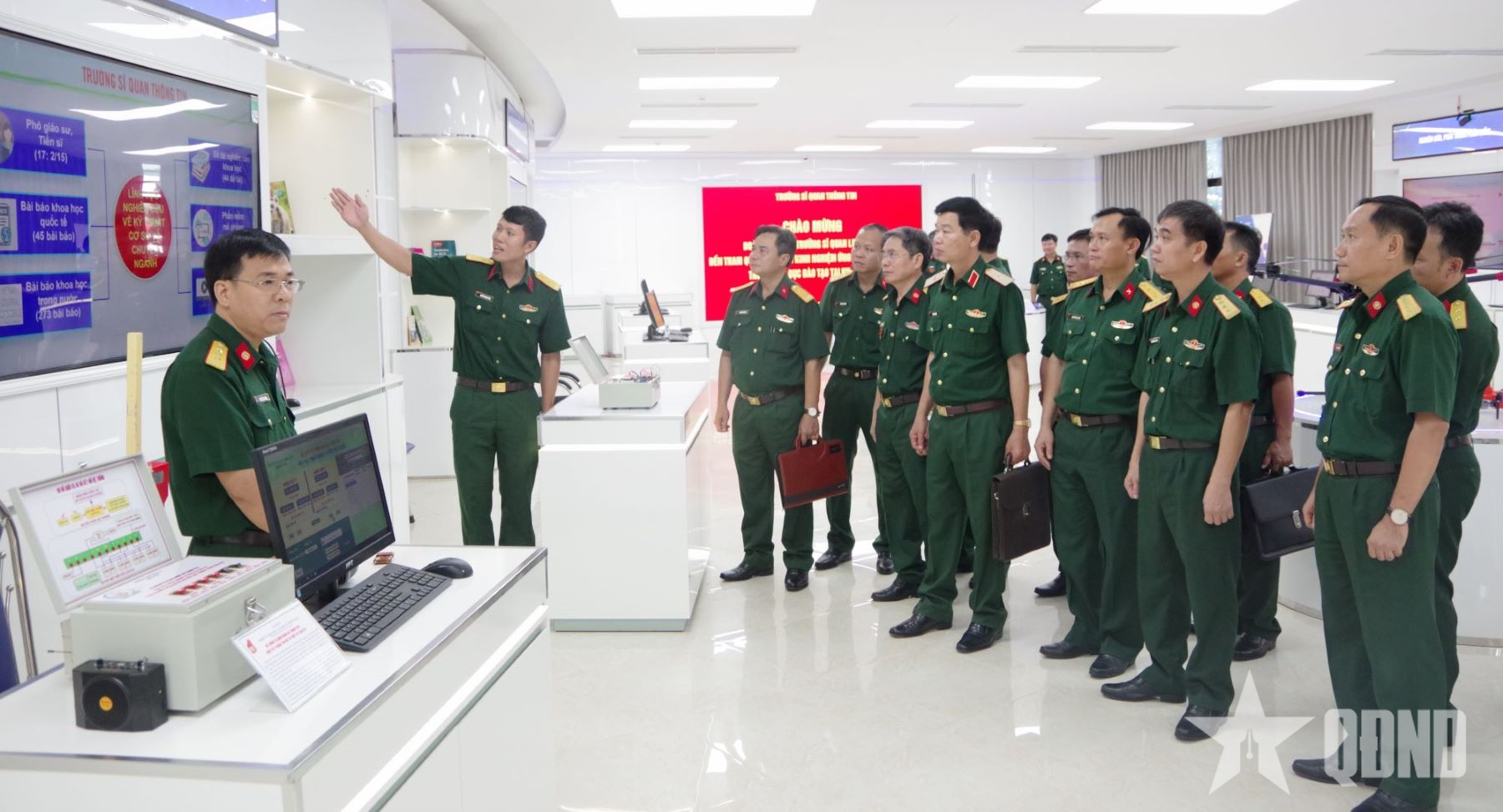 Trường Sĩ quan Lục quân 2 trao đổi kinh nghiệm chuyển đổi số tại Trường Sĩ quan Thông tin

