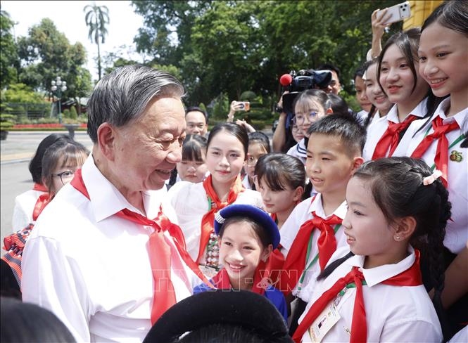 Tổng B&iacute; thư, Chủ tịch nước T&ocirc; L&acirc;m: C&aacute;c ch&aacute;u thiếu ni&ecirc;n, nhi đồng phấn đấu h&ocirc;m nay l&agrave; đội vi&ecirc;n tốt, mai sau l&agrave; c&ocirc;ng d&acirc;n tốt của đất nước
