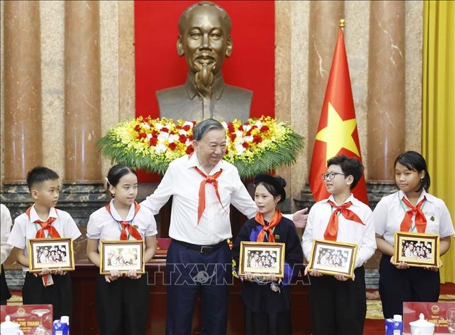 Tổng B&iacute; thư, Chủ tịch nước T&ocirc; L&acirc;m: C&aacute;c ch&aacute;u thiếu ni&ecirc;n, nhi đồng phấn đấu h&ocirc;m nay l&agrave; đội vi&ecirc;n tốt, mai sau l&agrave; c&ocirc;ng d&acirc;n tốt của đất nước