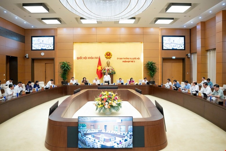 Ủy ban Thường vụ Quốc hội ban h&agrave;nh Nghị quyết về c&ocirc;ng t&aacute;c c&aacute;n bộ