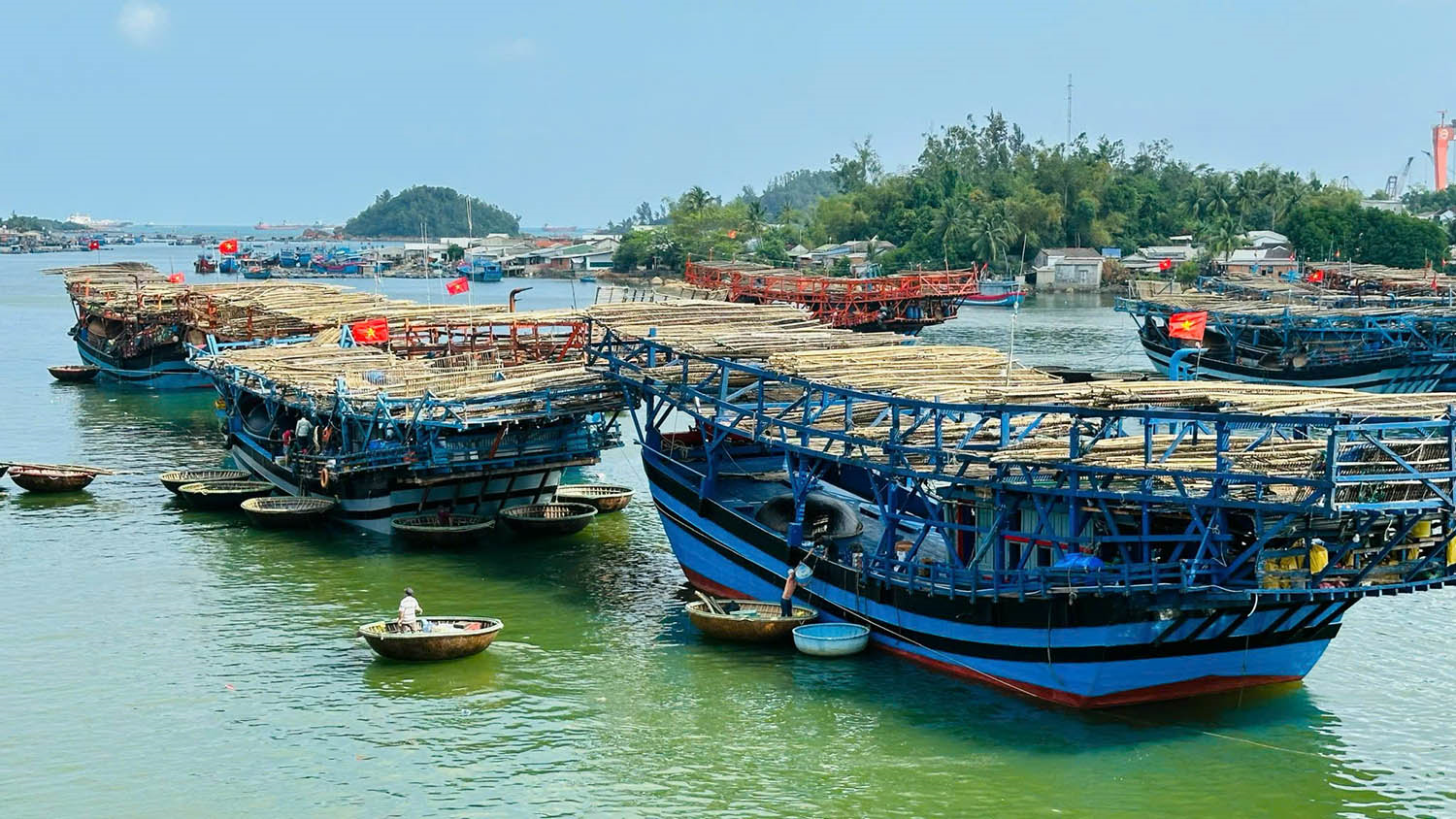 Quảng Ngãi: Ứng cứu tàu cá bị hỏng máy thả trôi trên biển