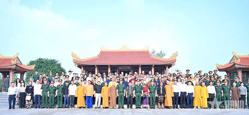 Gallery - Đại tướng Nguyễn Trọng Nghĩa dâng hương tưởng niệm các liệt sĩ