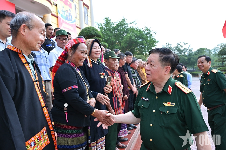 Gallery - 	Đại tướng Nguyễn Trọng Nghĩa gặp mặt già làng, trưởng bản