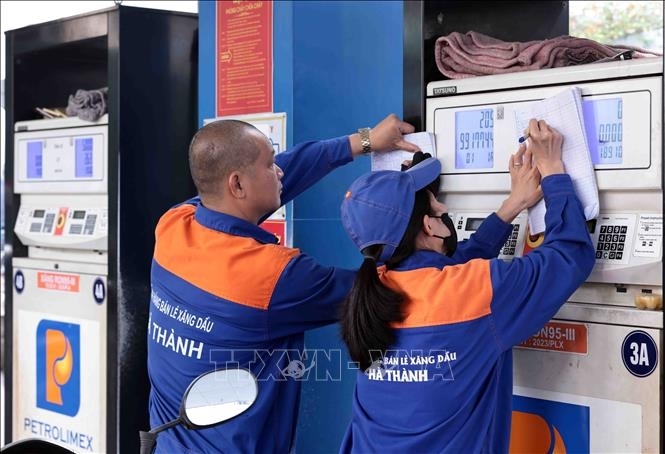 Giá xăng dầu hôm nay (15/05): Xăng RON95 về sát 24.000 đồng/lít
