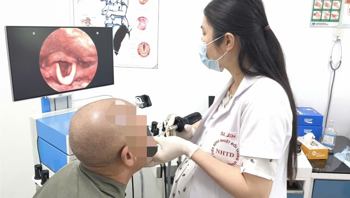 Suýt tắc đường thở vì thói quen nhai đá lạnh giải nhiệt
