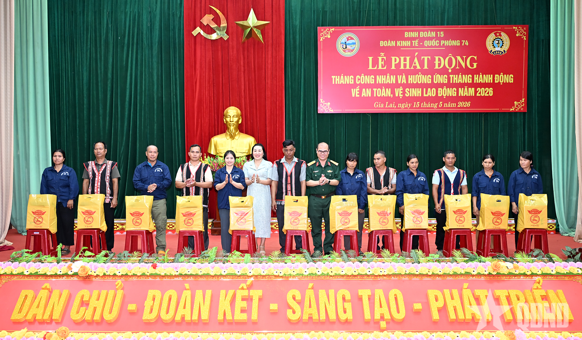 Đoàn Kinh tế - Quốc phòng 74: Trao hơn 1.500 suất quà tặng người lao động trong Tháng Công nhân