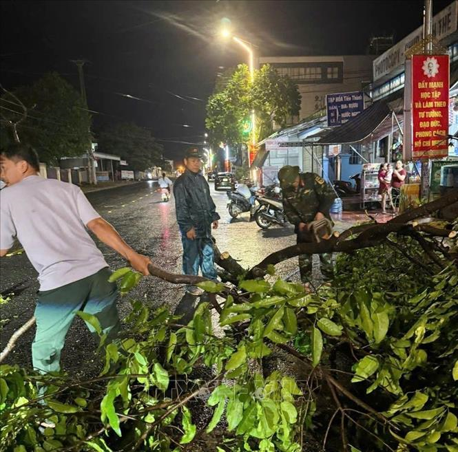 Mưa lớn kèm dông lốc, sét gây nhiều thiệt hại tại các địa phương