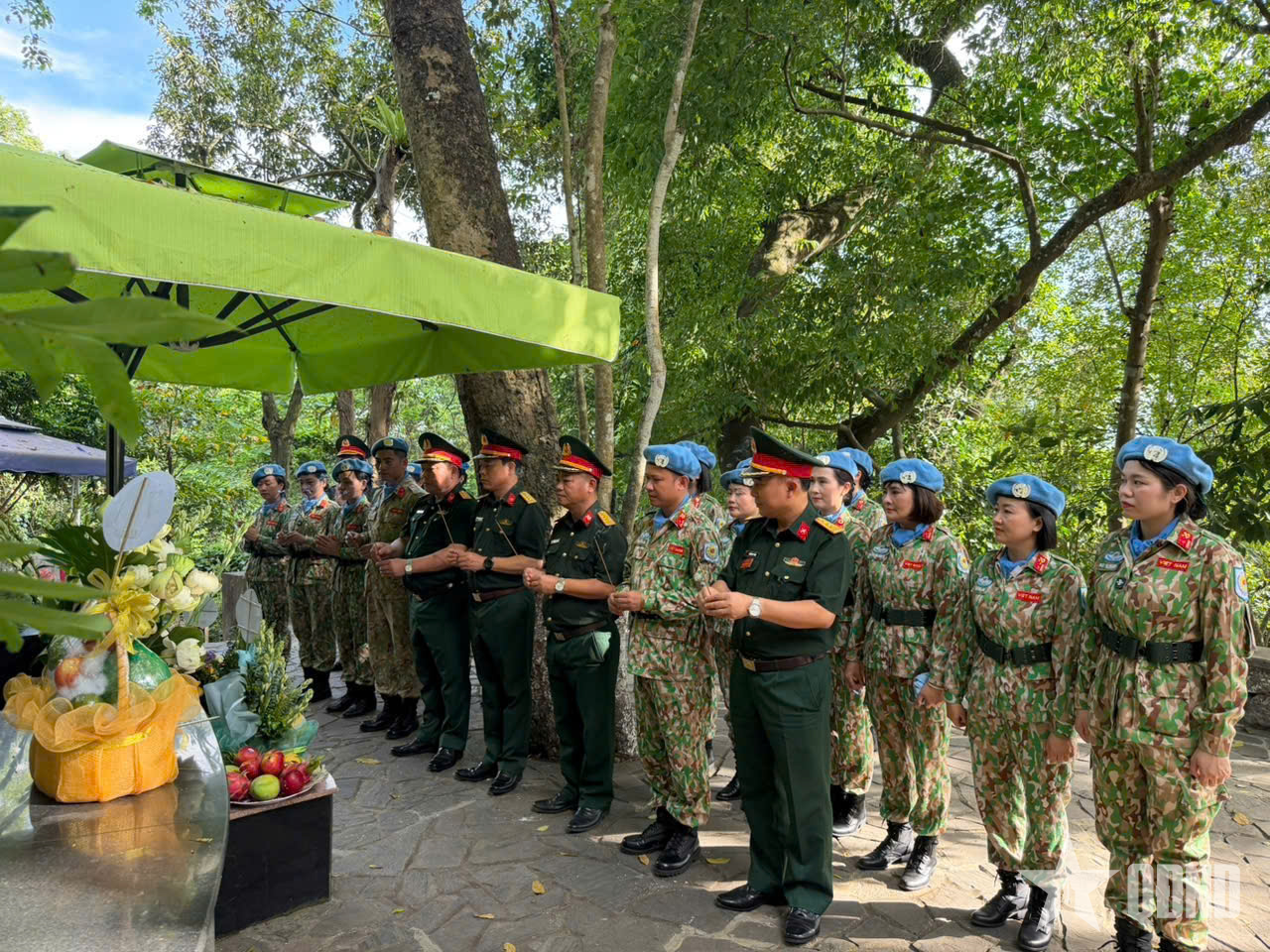 Đội Công binh số 5 Việt Nam dâng hương tri ân Chủ tịch Hồ Chí Minh tại K9 - Đá Chông