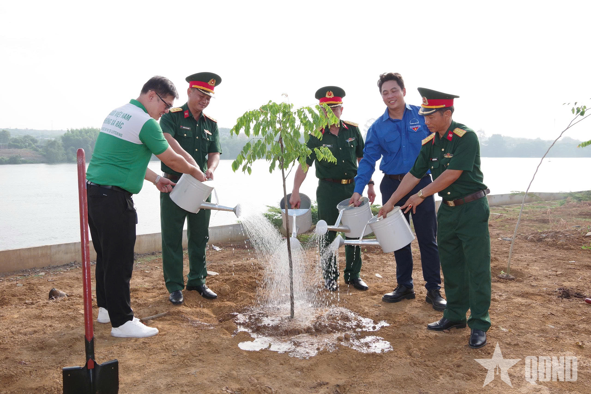 Lữ đoàn 25 (Quân khu 7) tích cực trồng cây, phủ xanh đơn vị