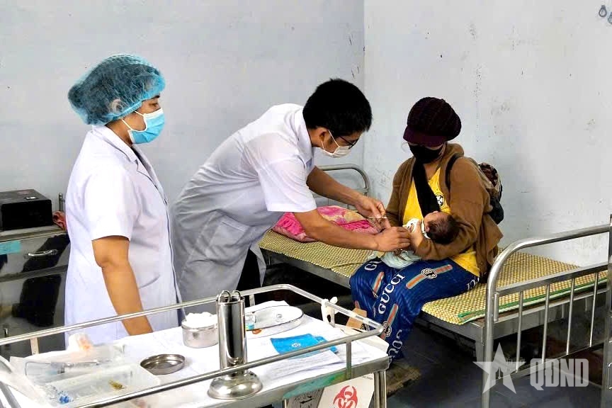 Bộ Y tế đề xuất phụ cấp ưu đ&atilde;i nghề với người l&agrave;m chuy&ecirc;n m&ocirc;n y tế thuộc lực lượng vũ trang