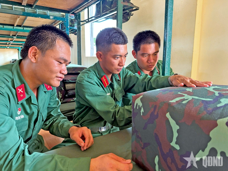 Anh em ruột chung bước quân hành