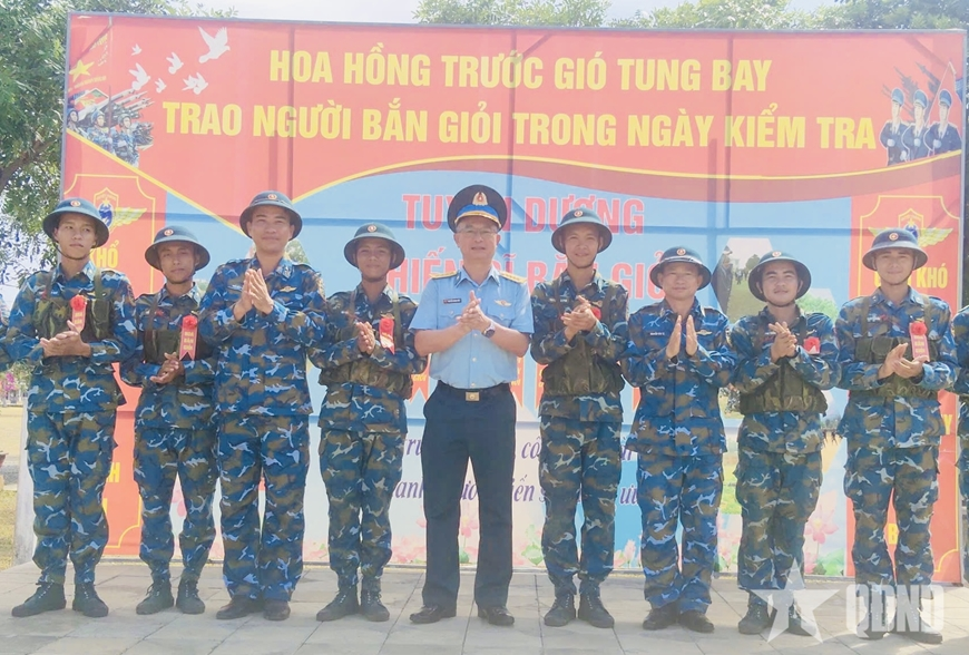 Nhiều chiến sĩ mới Sư đoàn 375 đạt điểm giỏi trong kiểm tra thực hành “3 tiếng nổ”