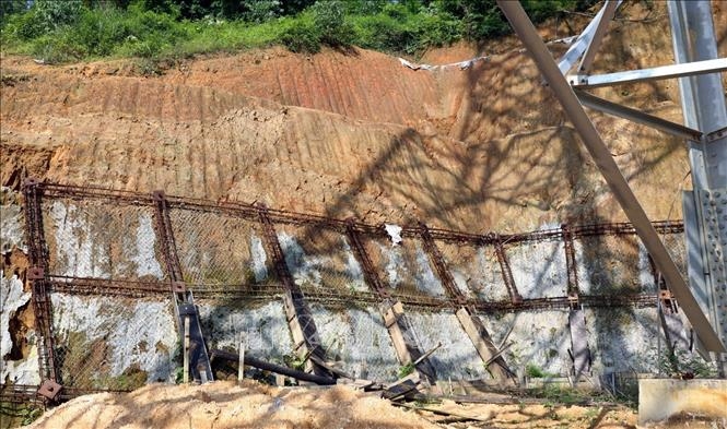Phú Thọ: Sạt lở tại vị trí cột điện tuyến đường dây 500kV Lào Cai - Vĩnh Yên