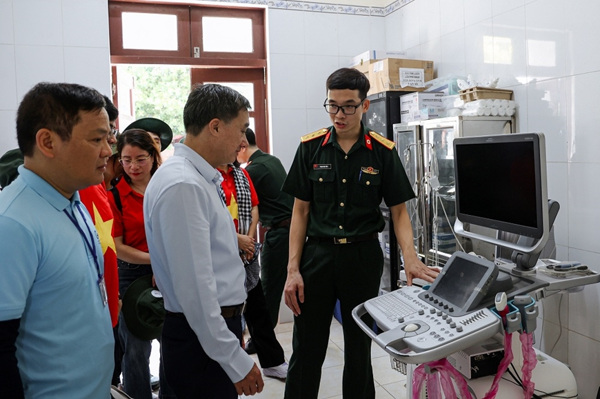 Xây dựng điểm tựa y tế giữa trùng khơi 