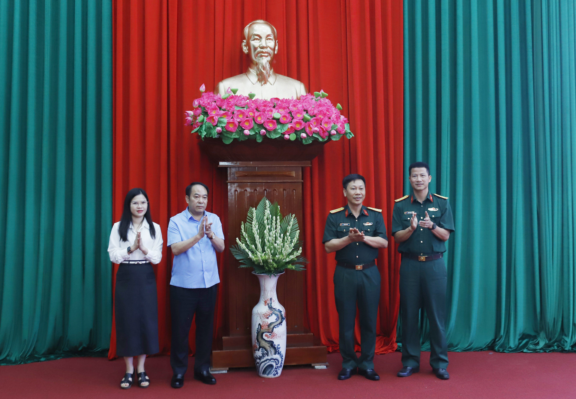 Tổng cục Công nghiệp quốc phòng trao tượng chân dung Chủ tịch Hồ Chí Minh tặng xã Tân Thanh (tỉnh Ninh Bình)
