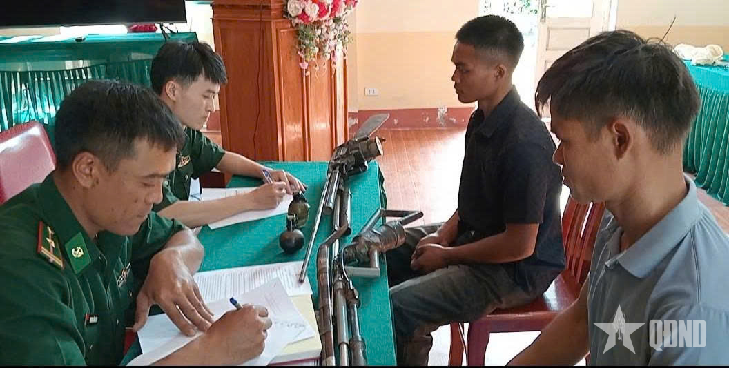 Bộ đội Biên phòng tỉnh Nghệ An: Kiên trì vận động nhân dân biên giới giao nộp vũ khí, vật liệu nổ