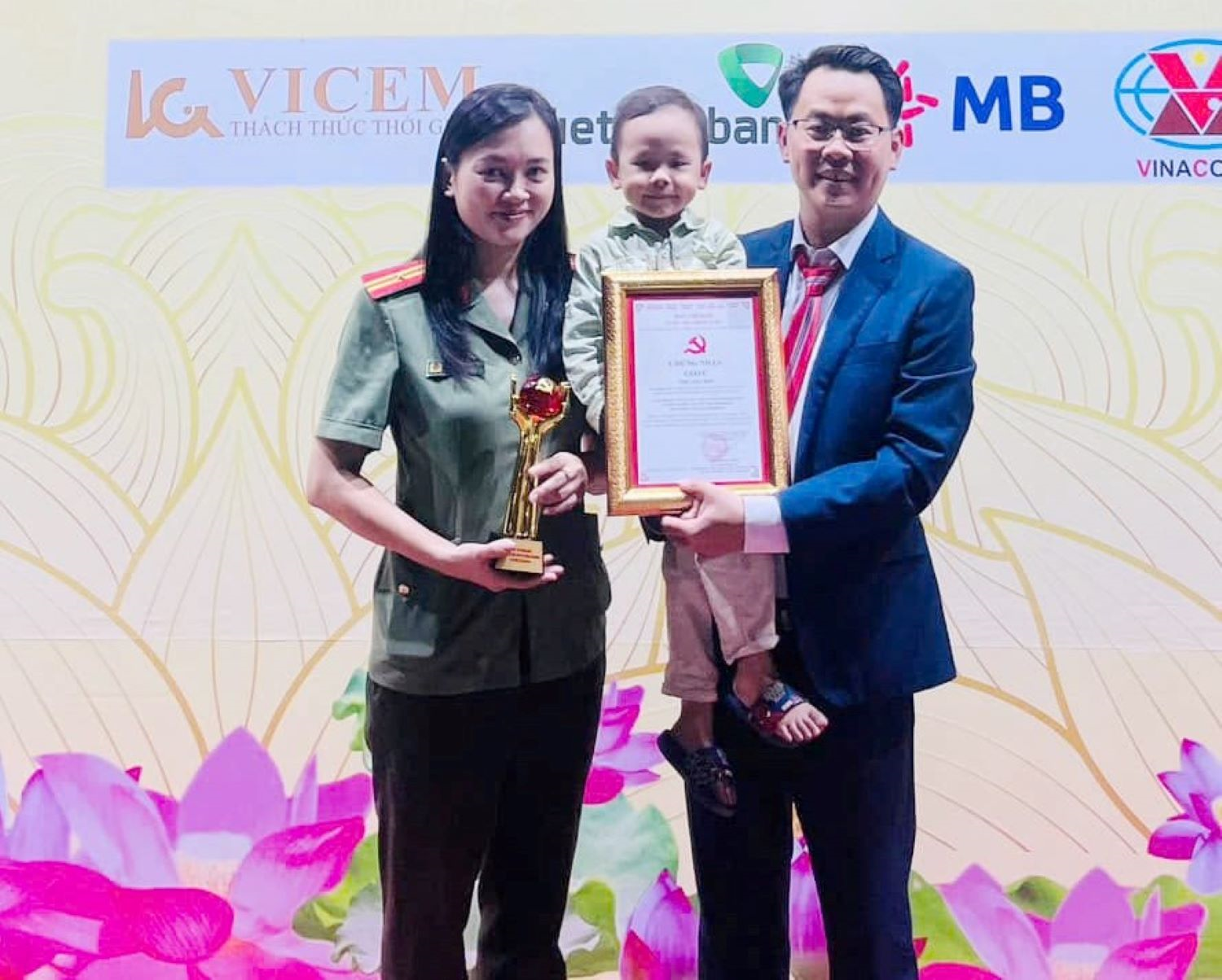 Vợ chồng cùng bảo vệ nền tảng tư tưởng của Đảng