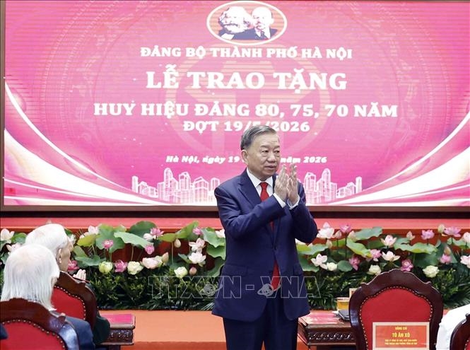 Tổng Bí thư, Chủ tịch nước Tô Lâm dự Lễ trao tặng Huy hiệu Đảng tại Đảng bộ thành phố Hà Nội