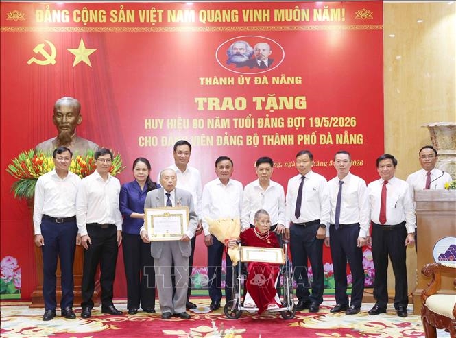 Thường trực Ban B&iacute; thư Trần Cẩm T&uacute; dự Lễ trao tặng Huy hiệu 80 năm tuổi Đảng tại th&agrave;nh phố Đ&agrave; Nẵng