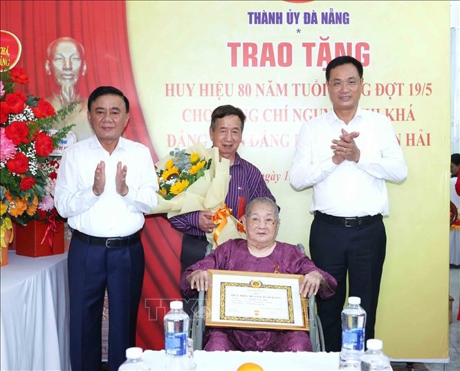 Thường trực Ban B&iacute; thư Trần Cẩm T&uacute; dự Lễ trao tặng Huy hiệu 80 năm tuổi Đảng tại th&agrave;nh phố Đ&agrave; Nẵng