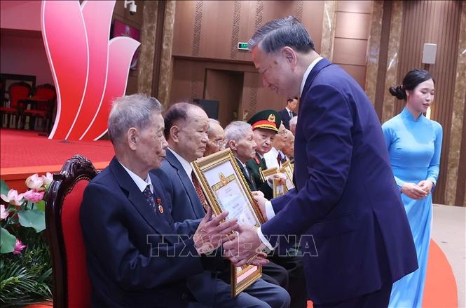 Tổng Bí thư, Chủ tịch nước Tô Lâm dự Lễ trao tặng Huy hiệu Đảng tại Đảng bộ thành phố Hà Nội