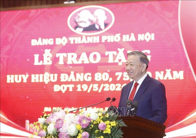 Tổng Bí thư, Chủ tịch nước Tô Lâm dự Lễ trao tặng Huy hiệu Đảng tại Đảng bộ thành phố Hà Nội