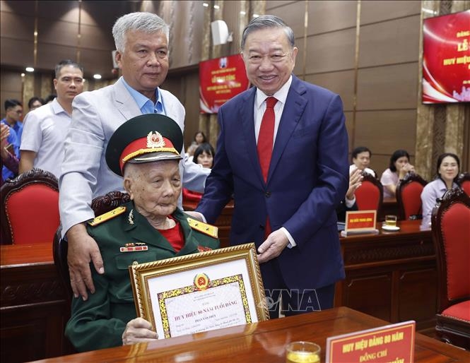 Tổng Bí thư, Chủ tịch nước Tô Lâm dự Lễ trao tặng Huy hiệu Đảng tại Đảng bộ thành phố Hà Nội