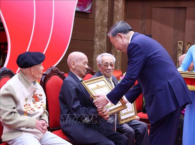 Tổng Bí thư, Chủ tịch nước Tô Lâm dự Lễ trao tặng Huy hiệu Đảng tại Đảng bộ thành phố Hà Nội