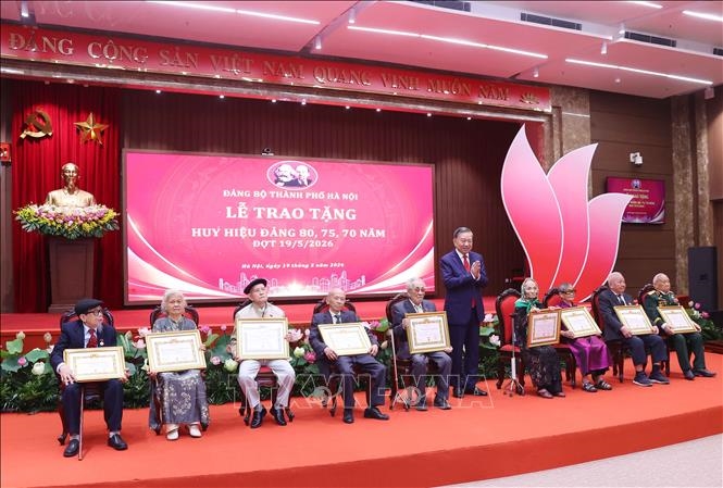 Tổng Bí thư, Chủ tịch nước Tô Lâm dự Lễ trao tặng Huy hiệu Đảng tại Đảng bộ thành phố Hà Nội