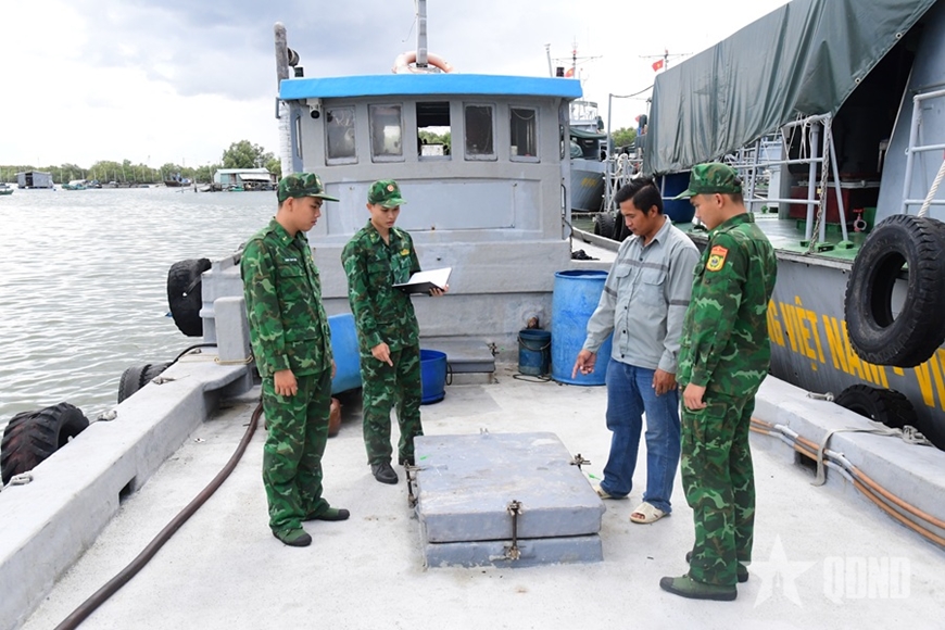 Bắt t&agrave;u vận chuyển lượng lớn dầu kh&ocirc;ng r&otilde; nguồn gốc